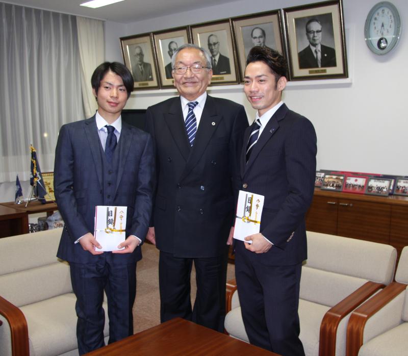 お知らせ】高橋大輔さん、町田樹さんに活動奨励金を授与 | 校友会情報
